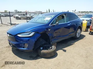 2017 Tesla Model X 90D z VIN 5YJXCBE24HF044656, wystawiony jako IAAI lot #40054420 z przebiegiem 137 621 mil mil oraz . Historia ofert i sprzedaży dostępna na DreamBid. Obrazek 20.