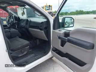 2019 Ford F-150 XL z VIN 1FTMF1C51KKC79270, wystawiony jako IAAI lot #42337543 z przebiegiem 146 916 mil mil oraz . Historia ofert i sprzedaży dostępna na DreamBid. Obrazek 5.
