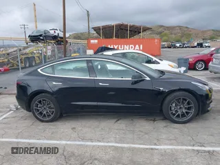 2019 Tesla Model 3 Mid Range z VIN 5YJ3E1EA1KF426824, wystawiony jako IAAI lot #41787234 z przebiegiem 69 879 mil mil oraz . Historia ofert i sprzedaży dostępna na DreamBid. Obrazek 13.