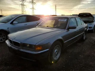 1998 BMW 7 Series z VIN WBAGF8322WDL54061, wystawiony jako Copart lot #44201255 z przebiegiem 213 297 mil mil oraz Czysty tytuł • Clean title. Historia ofert i sprzedaży dostępna na DreamBid. Obrazek 1.