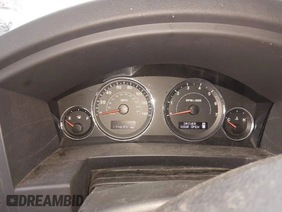 2008 Jeep Commander Sport z VIN 1J8HG48K88C135385, wystawiony jako IAAI lot #41044576 z przebiegiem 174 695 mil mil oraz . Historia ofert i sprzedaży dostępna na DreamBid. Obrazek 7.