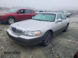 2003 Lincoln Town Car Signature z VIN 1LNHM82W23Y676796, wystawiony jako Copart lot #46937945 z przebiegiem 123 245 mil mil oraz Szkody całkowita. Historia ofert i sprzedaży dostępna na DreamBid. Obrazek 1.