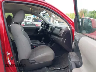 2017 Toyota Tacoma SR5 z VIN 3TMCZ5AN3HM059045, wystawiony jako IAAI lot #42331170 z przebiegiem 269 836 mil mil oraz . Historia ofert i sprzedaży dostępna na DreamBid. Obrazek 5.