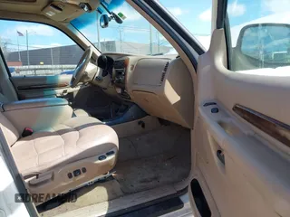 2000 Ford Explorer z VIN 1FMZU85P3YZA94717, wystawiony jako IAAI lot #42029041 z przebiegiem 218 304 mil mil oraz . Historia ofert i sprzedaży dostępna na DreamBid. Obrazek 5.