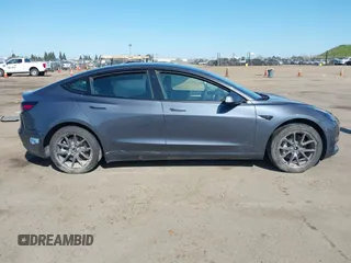 2022 Tesla Model 3 Long Range z VIN 5YJ3E1EB2NF251772, wystawiony jako IAAI lot #41773684 z przebiegiem 28 500 mil mil oraz . Historia ofert i sprzedaży dostępna na DreamBid. Obrazek 13.