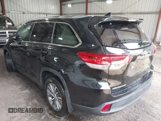 2019 Toyota Highlander SE z VIN 5TDJZRFH2KS594988, wystawiony jako IAAI lot #42106954 z przebiegiem 53 369 mil mil oraz . Historia ofert i sprzedaży dostępna na DreamBid. Obrazek 3.