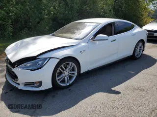 2013 Tesla Model S z VIN 5YJSA1CN3DFP05949, wystawiony jako Copart lot #61244825 z przebiegiem 174 022 mil mil oraz Szkoda całkowita • Salvage title. Historia ofert i sprzedaży dostępna na DreamBid. Obrazek 1.