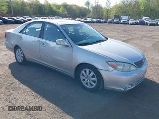 2003 Toyota Camry LE z VIN 4T1BF30KX3U039715, wystawiony jako IAAI lot #42166195 z przebiegiem 124 279 mil mil oraz . Historia ofert i sprzedaży dostępna na DreamBid. Obrazek 1.