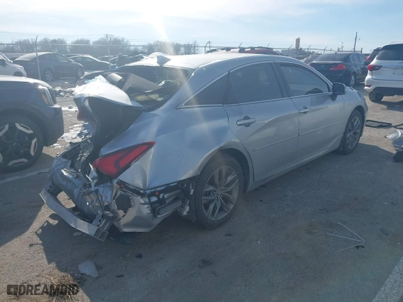 2019 Toyota Avalon Hybrid Limited with VIN 4T1B21FB8KU009988, listed as a IAAI auction lot 41424216 with 66,996 mi miles. Bid and sale history available at carsss.com. Image 4.