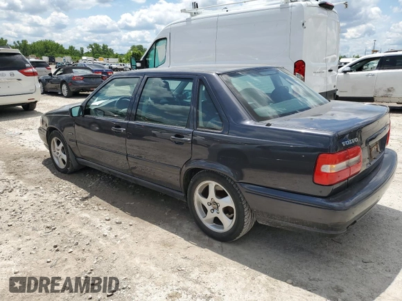 1998 Volvo S70 z VIN YV1LS5340W2417595, wystawiony jako Copart lot #58514365 z przebiegiem 128 166 mil mil oraz Czysty tytuł • Clean title. Historia ofert i sprzedaży dostępna na DreamBid. Obrazek 2.