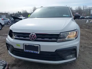 2020 Volkswagen Tiguan SE with VIN 3VV2B7AX4LM106638, listed as a IAAI auction lot 41744503 with 67,693 mi miles. Bid and sale history available at carsss.com. Image 13.
