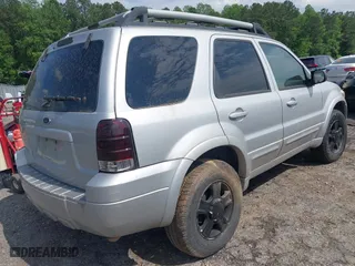 2007 Ford Escape Limited with VIN 1FMCU04167KA09610, listed as a IAAI auction lot 42110400 with 250,550 mi miles. Bid and sale history available at carsss.com. Image 4.