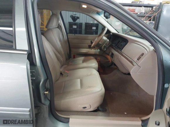 2005 Ford Crown Victoria LX with VIN 2FAFP74W05X124670, listed as a IAAI auction lot 41581963 with 135,486 mi miles. Bid and sale history available at carsss.com. Image 5.