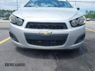 2012 Chevrolet Sonic LT z VIN 1G1JC5SH4C4107831, wystawiony jako IAAI lot #42344605 z przebiegiem 110 790 mil mil oraz . Historia ofert i sprzedaży dostępna na DreamBid. Obrazek 6.