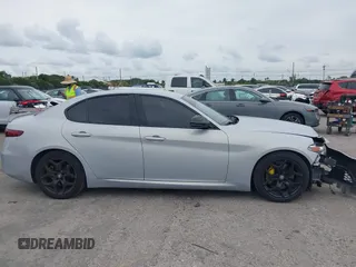 2021 Alfa Romeo Giulia z VIN ZARFAMAN8M7647659, wystawiony jako IAAI lot #41721671 z przebiegiem 49 213 mil mil oraz . Historia ofert i sprzedaży dostępna na DreamBid. Obrazek 13.
