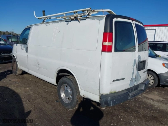 2004 Chevrolet Express Cargo Van with VIN 1GCFG15TX41101349, listed as a IAAI auction lot 41263311 with 262,276 mi miles. Bid and sale history available at carsss.com. Image 3.