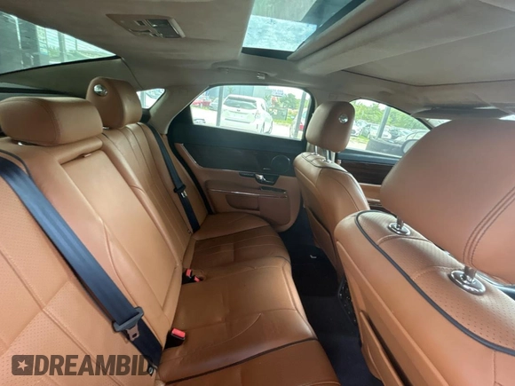 2013 Jaguar XJ z VIN SAJWA1C73D8V44829, wystawiony jako Copart lot #59194045 z przebiegiem 87 083 mil mil oraz Czysty tytuł • Clean title. Historia ofert i sprzedaży dostępna na DreamBid. Obrazek 6.