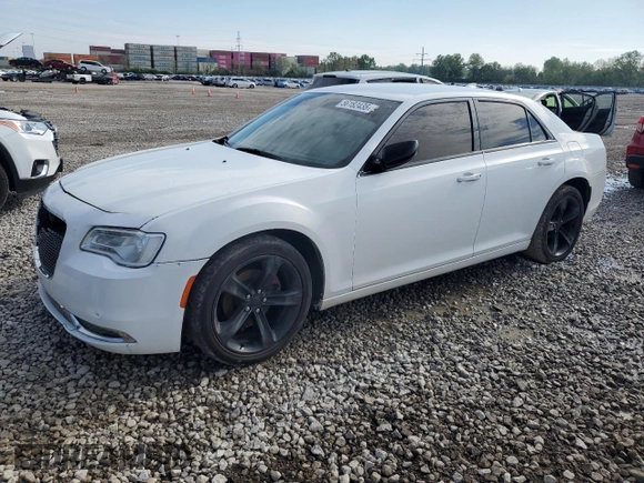 2015 Chrysler 300 Limited z VIN 2C3CCAAG4FH807121, wystawiony jako Copart lot #56182435 z przebiegiem 229 965 mil mil oraz Czysty tytuł • Clean title. Historia ofert i sprzedaży dostępna na DreamBid. Obrazek 1.