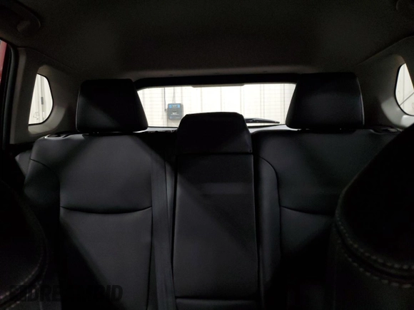 2023 Toyota Corolla Cross XLE z VIN 7MUDAABG8PV066758, wystawiony jako Copart lot #54762895 z przebiegiem 26 152 mil mil oraz Szkoda całkowita • Salvage title. Historia ofert i sprzedaży dostępna na DreamBid. Obrazek 10.