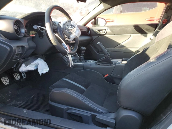 2023 Toyota 86 Premium z VIN JF1ZNBE15P9761124, wystawiony jako Copart lot #42998985 z przebiegiem 10 794 mil mil oraz Szkoda całkowita • Salvage title. Historia ofert i sprzedaży dostępna na DreamBid. Obrazek 7.