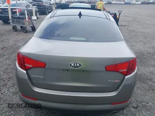 2013 Kia Optima EX z VIN 5XXGN4A78DG196728, wystawiony jako IAAI lot #42242303 z przebiegiem 164 448 mil mil oraz . Historia ofert i sprzedaży dostępna na DreamBid. Obrazek 15.