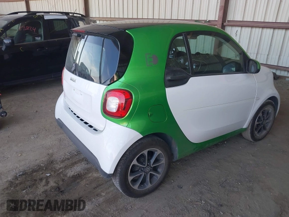 2017 Smart fortwo Pure z VIN WMEFJ9BA8HK231165, wystawiony jako IAAI lot #42238753 z przebiegiem 31 242 mil mil oraz . Historia ofert i sprzedaży dostępna na DreamBid. Obrazek 4.