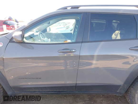 2019 Jeep Cherokee Trailhawk Elite with VIN 1C4PJMBX1KD401792, listed as a IAAI auction lot 41286027 with 70,236 mi miles. Bid and sale history available at carsss.com. Image 14.