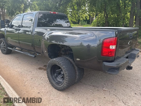 2014 Chevrolet Silverado 3500HD LTZ z VIN 1GC4K1C89EF132357, wystawiony jako Copart lot #59632865 z przebiegiem 218 735 mil mil oraz Czysty tytuł • Clean title. Historia ofert i sprzedaży dostępna na DreamBid. Obrazek 3.