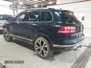 2017 Volkswagen Touareg Wolfsburg Edition z VIN WVGRF7BP0HD003232, wystawiony jako IAAI lot #41985161 z przebiegiem 165 850 mil mil oraz . Historia ofert i sprzedaży dostępna na DreamBid. Obrazek 3.