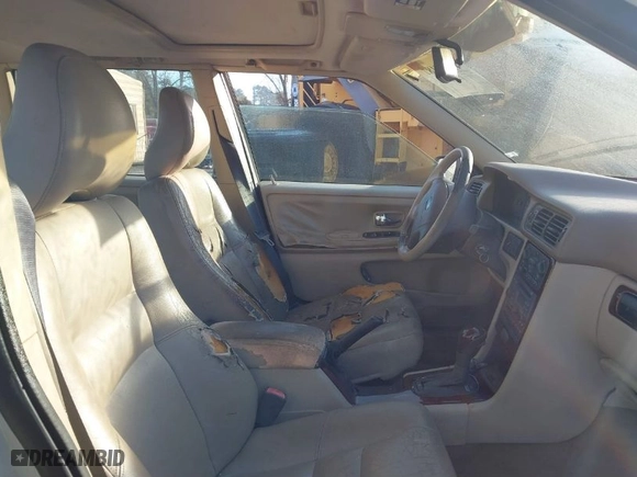 2000 Volvo S70 with VIN YV1LS61JXY2642981, listed as a IAAI auction lot 41807187 with 331,922 mi miles. Bid and sale history available at carsss.com. Image 5.