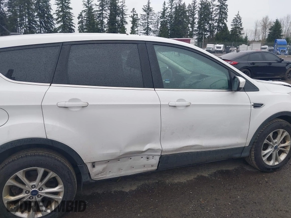 2017 Ford Escape SE z VIN 1FMCU9G95HUA24739, wystawiony jako IAAI lot #41880800 z przebiegiem 164 285 mil mil oraz . Historia ofert i sprzedaży dostępna na DreamBid. Obrazek 13.