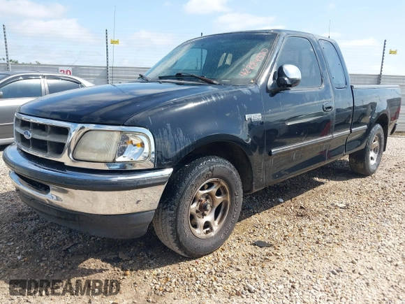 1997 Ford F-150 XL z VIN 1FTEX17L8VNB96786, wystawiony jako IAAI lot #42284370 z przebiegiem 163 227 mil mil oraz . Historia ofert i sprzedaży dostępna na DreamBid. Obrazek 2.