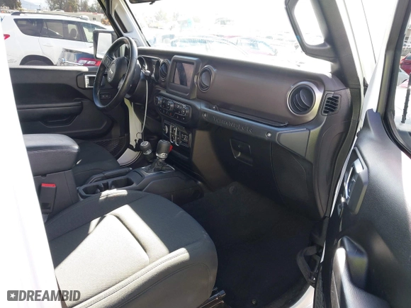 2020 Jeep Wrangler Unlimited Sport Altitude with VIN 1C4HJXDG9LW315977, listed as a IAAI auction lot 41788892 with 60,380 mi miles. Bid and sale history available at carsss.com. Image 5.