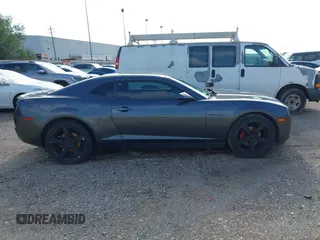 2010 Chevrolet Camaro 1LT z VIN 2G1FB1EV0A9196374, wystawiony jako IAAI lot #42515146 z przebiegiem 231 636 mil mil oraz . Historia ofert i sprzedaży dostępna na DreamBid. Obrazek 13.