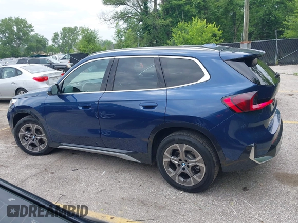 2025 BMW X1 xDrive28i z VIN WBX73EF07S5228273, wystawiony jako IAAI lot #42436863 z przebiegiem 6 845 mil mil oraz . Historia ofert i sprzedaży dostępna na DreamBid. Obrazek 14.