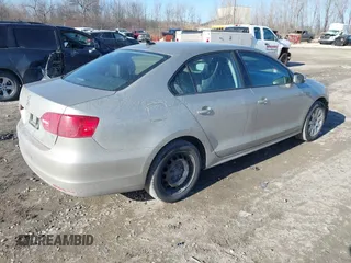 2014 Volkswagen Jetta SE z VIN 3VWD17AJ7EM316320, wystawiony jako IAAI lot #41464760 z przebiegiem 176 498 mil mil oraz . Historia ofert i sprzedaży dostępna na DreamBid. Obrazek 4.