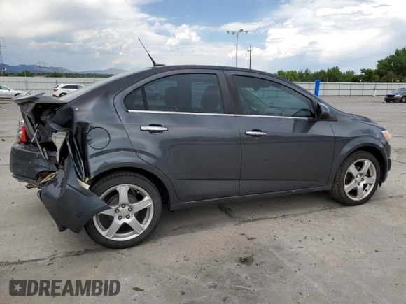 2013 Chevrolet Sonic LTZ z VIN 1G1JE5SH0D4102525, wystawiony jako Copart lot #60976595 z przebiegiem 138 420 mil mil oraz Szkoda całkowita • Salvage title. Historia ofert i sprzedaży dostępna na DreamBid. Obrazek 3.