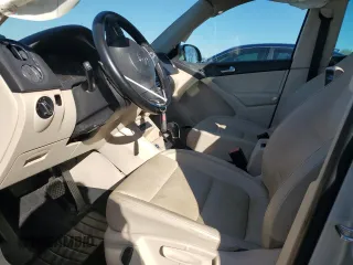 2014 Volkswagen Tiguan SE z VIN WVGAV3AXXEW502310, wystawiony jako Copart lot #42095985 z przebiegiem 130 033 mil mil oraz Szkoda całkowita • Salvage title. Historia ofert i sprzedaży dostępna na DreamBid. Obrazek 7.