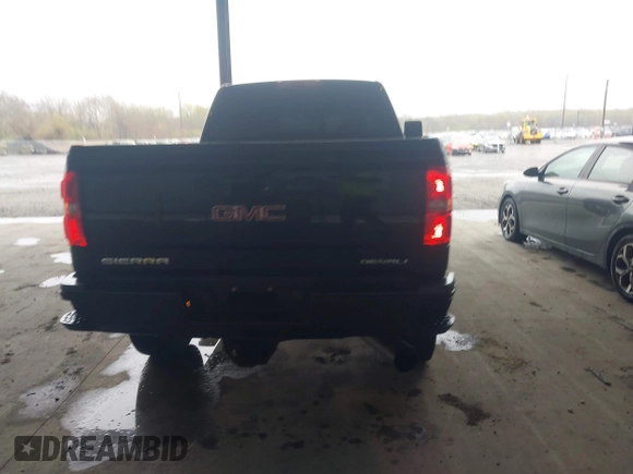 2017 GMC Sierra 2500HD Denali z VIN 1GT12UEY8HF222623, wystawiony jako IAAI lot #41985737 z przebiegiem 133 683 mil mil oraz . Historia ofert i sprzedaży dostępna na DreamBid. Obrazek 16.