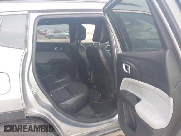 2023 Jeep Compass Latitude z VIN 3C4NJDBN3PT514117, wystawiony jako IAAI lot #41925688 z przebiegiem 50 468 mil mil oraz . Historia ofert i sprzedaży dostępna na DreamBid. Obrazek 8.