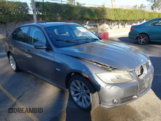 2011 BMW 3 Series 328i z VIN WBAPH5G53BNM75375, wystawiony jako IAAI lot #41273293 z przebiegiem 185 888 mil mil oraz . Historia ofert i sprzedaży dostępna na DreamBid. Obrazek 1.
