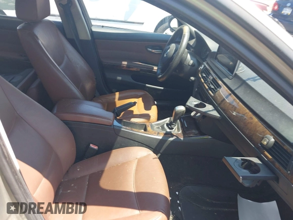 2008 BMW 3 Series 328xi z VIN WBAVT73588FZ37374, wystawiony jako IAAI lot #42746081 z przebiegiem 217 303 mil mil oraz . Historia ofert i sprzedaży dostępna na DreamBid. Obrazek 5.