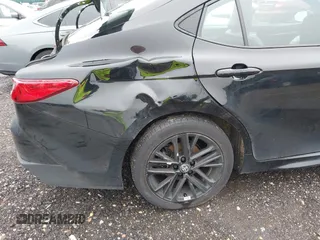2025 Toyota Camry LE z VIN 4T1DBADK7SU513802, wystawiony jako IAAI lot #42259217 z przebiegiem 27 379 mil mil oraz . Historia ofert i sprzedaży dostępna na DreamBid. Obrazek 6.