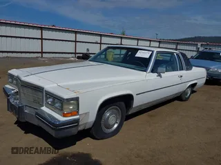 1984 Cadillac DeVille z VIN 1G6AM4784E9070781, wystawiony jako IAAI lot #42322274 z przebiegiem 126 933 mil mil oraz . Historia ofert i sprzedaży dostępna na DreamBid. Obrazek 2.