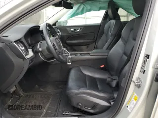 2021 Volvo V60 z VIN YV4102WK5M1068137, wystawiony jako Copart lot #43039304 z przebiegiem 46 349 mil mil oraz . Historia ofert i sprzedaży dostępna na DreamBid. Obrazek 7.