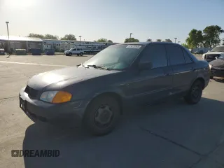 1999 Mazda Protege DX z VIN JM1BJ2227X0106522, wystawiony jako Copart lot #52423565 z przebiegiem 206 260 mil mil oraz Szkoda całkowita • Salvage title. Historia ofert i sprzedaży dostępna na DreamBid. Obrazek 1.