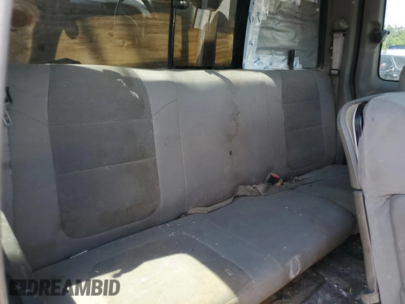 2004 Ford F-250 XL z VIN 1FTNX21P94EC33909, wystawiony jako Copart lot #55983665 z przebiegiem 243 869 mil mil oraz Czysty tytuł • Clean title. Historia ofert i sprzedaży dostępna na DreamBid. Obrazek 10.