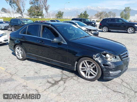 2014 Mercedes-Benz C 250 Sport z VIN WDDGF4HB5EG219437, wystawiony jako IAAI lot #41847571 z przebiegiem 104 981 mil mil oraz . Historia ofert i sprzedaży dostępna na DreamBid. Obrazek 1.