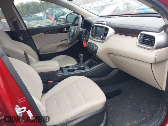 2018 Kia Sorento LX z VIN 5XYPG4A39JG400774, wystawiony jako IAAI lot #41711055 z przebiegiem 56 046 mil mil oraz . Historia ofert i sprzedaży dostępna na DreamBid. Obrazek 5.