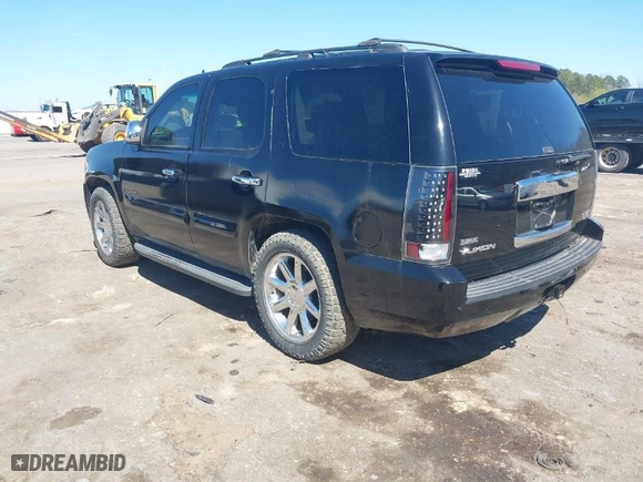 2008 GMC Yukon SLT w/4SB with VIN 1GKFK13008R226847, listed as a IAAI auction lot 41779777 with 216,166 mi miles. Bid and sale history available at carsss.com. Image 3.